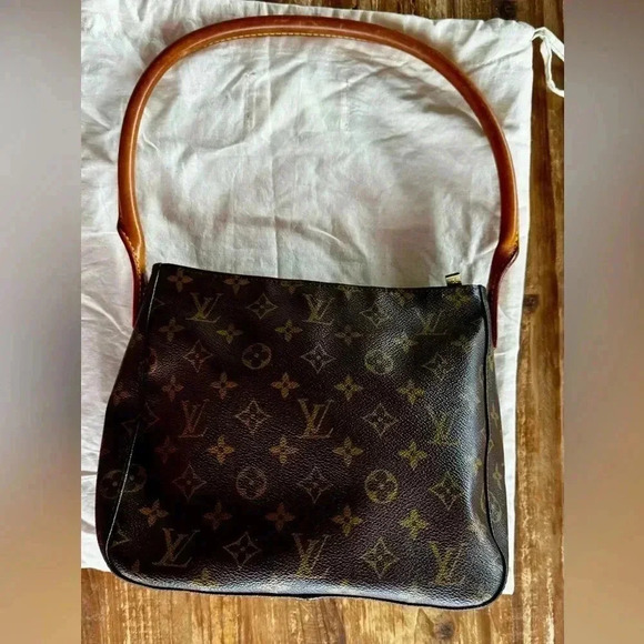 Authentic Louis Vuitton Looping MM Monogram Shoulder Bag - Picture 7 of 14